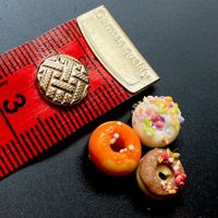 3 verschiedene bunte Donuts für Puppenstuben. Handarbeit.