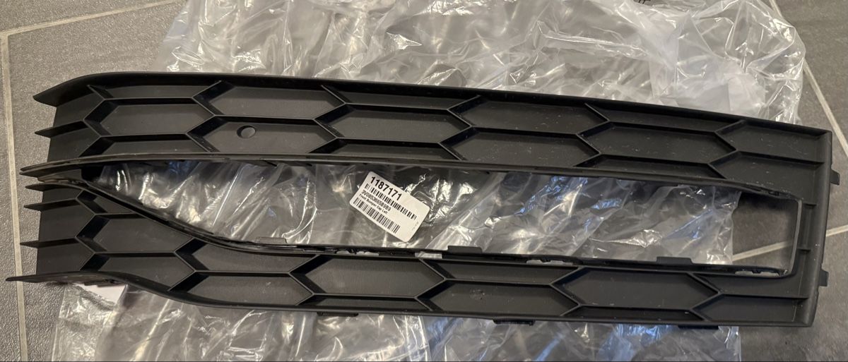 Skoda Tutti pezzi di ricambio auto: Skoda Superb Frontgrill unten – Usato da Gipf-Oberfrick venduto da Mini_FRK 7