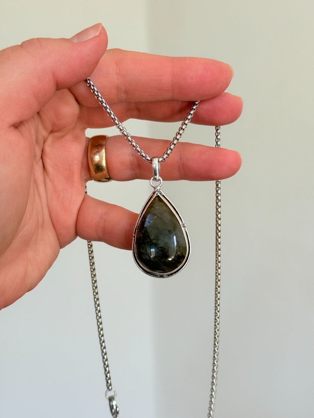 Ketten: Collier avec pendentif labradorite – Neu und originalverpackt aus Genève von AGBERG 5