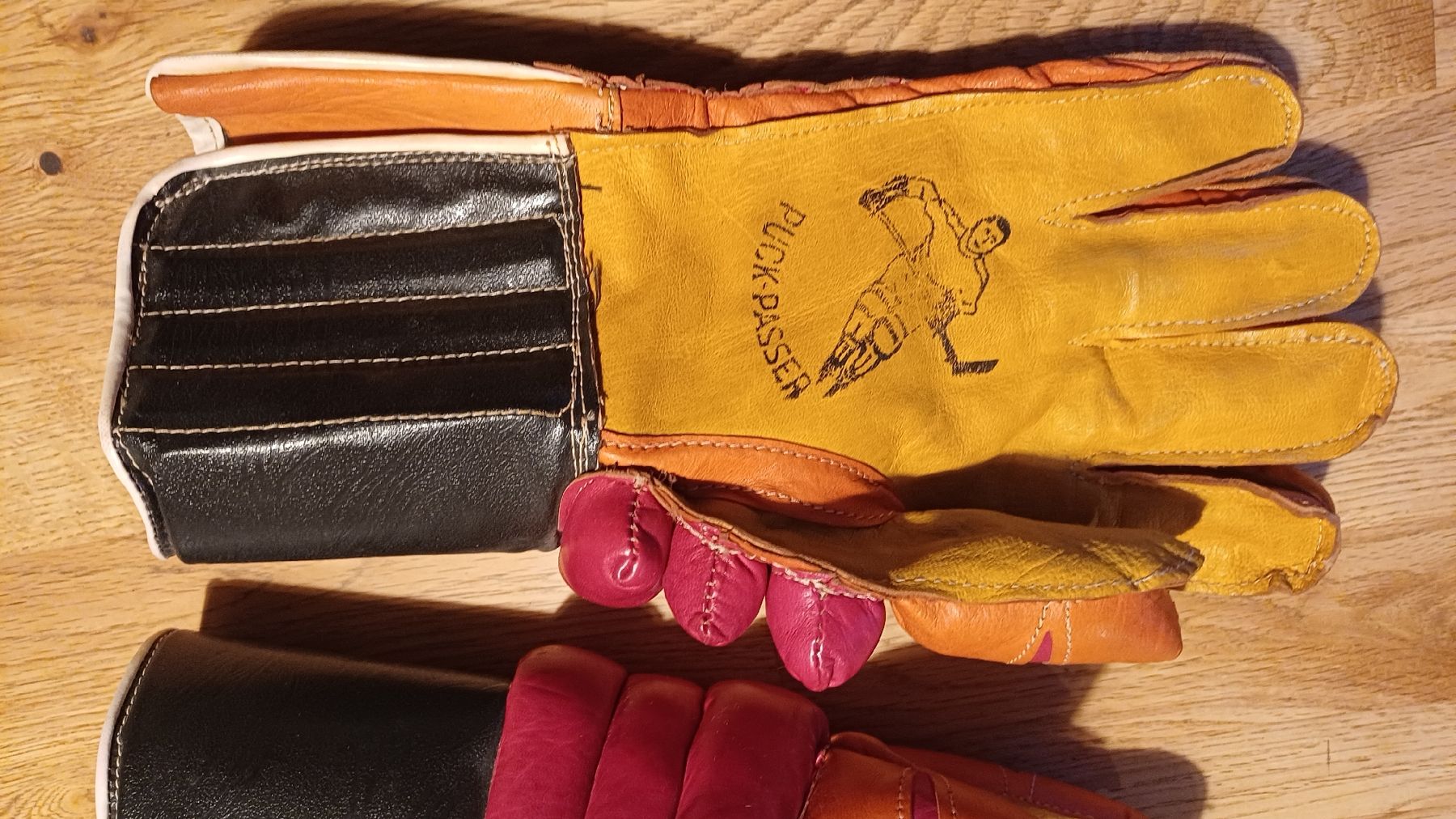 Altri accessori da uomo: Alte Eishockey Handschuhe – Usato da Flawil venduto da Pinkmalibu 9
