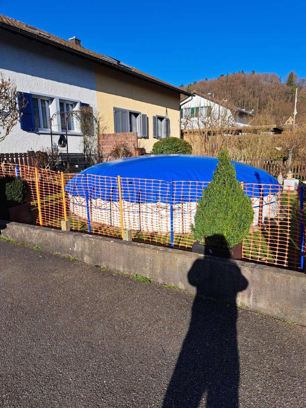 Accessoires de piscine: Aufblasbare Poolabdeckung rund blau 500 cm – D'occasion à Gretzenbach par bensch87 2