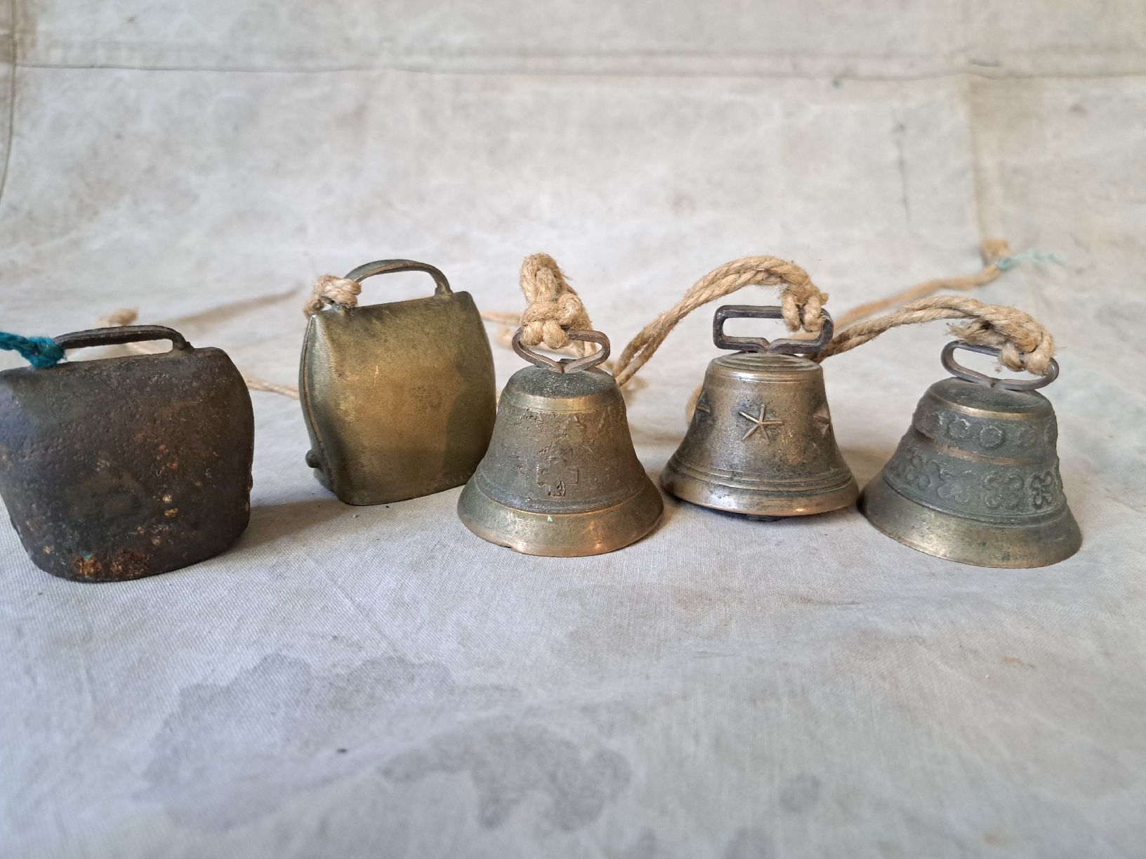 Campanacci mucche: Antike Glocken, Trycheln, Glöckchen wohl Geiss oder Schaf – Usato da Muotathal venduto da s_spiess