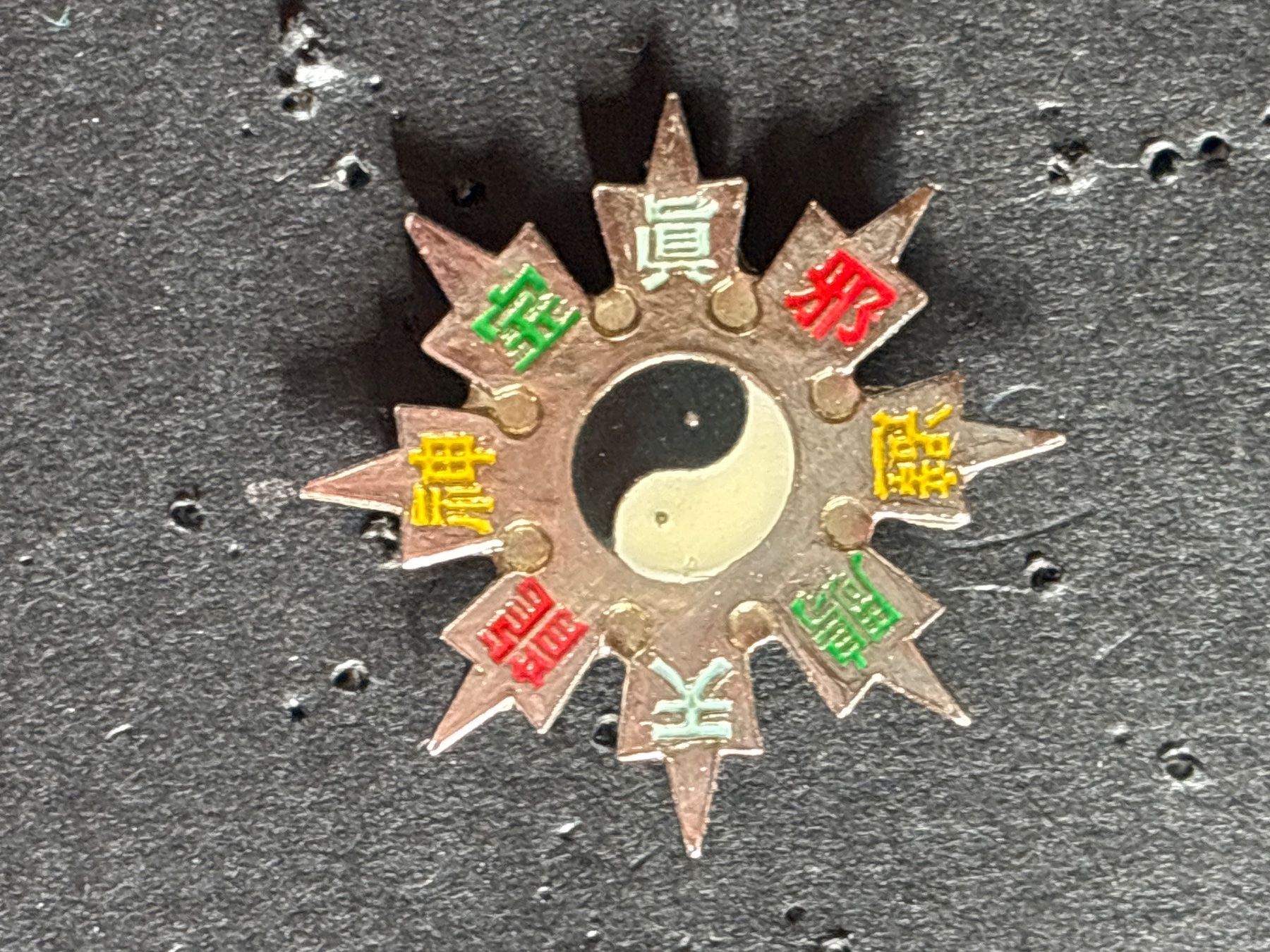 Plaketten & Abzeichen: PinYin and Yang – Gebraucht aus Lützelflüh-Goldbach von NicoleL.
