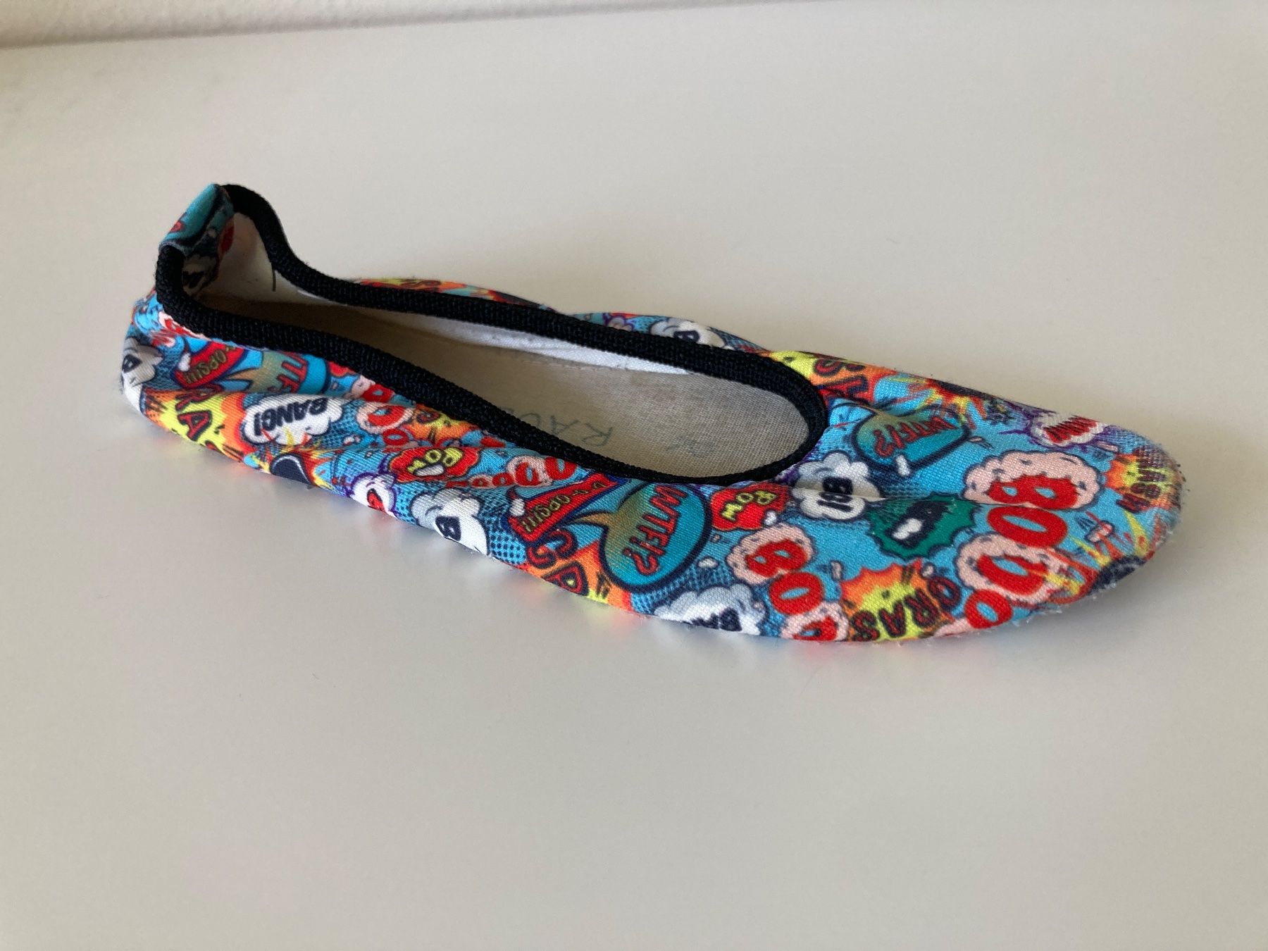 Schuhe für Jungen: Turntäppeli mit Comic-Muster, Grösse 32 – Gebraucht aus Zürich von ms2l