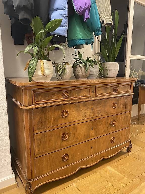 Kommoden: Kommode Nussbaum Furnier – Gebraucht aus Basel von Aaron_Rvr