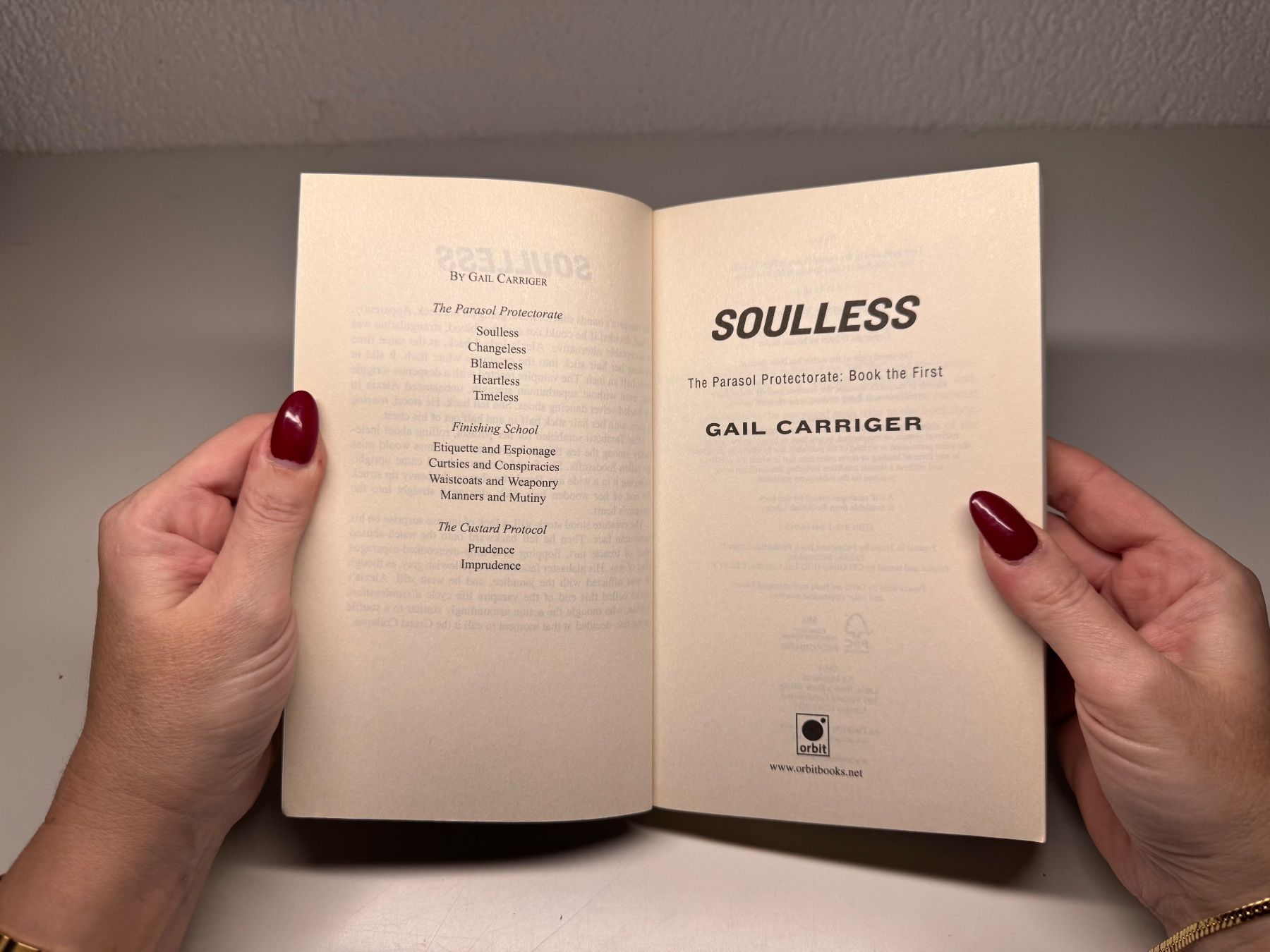 Libri: NOVEL: Gail Carriger, Soulless – Usato da Grosswangen venduto da English_books 2