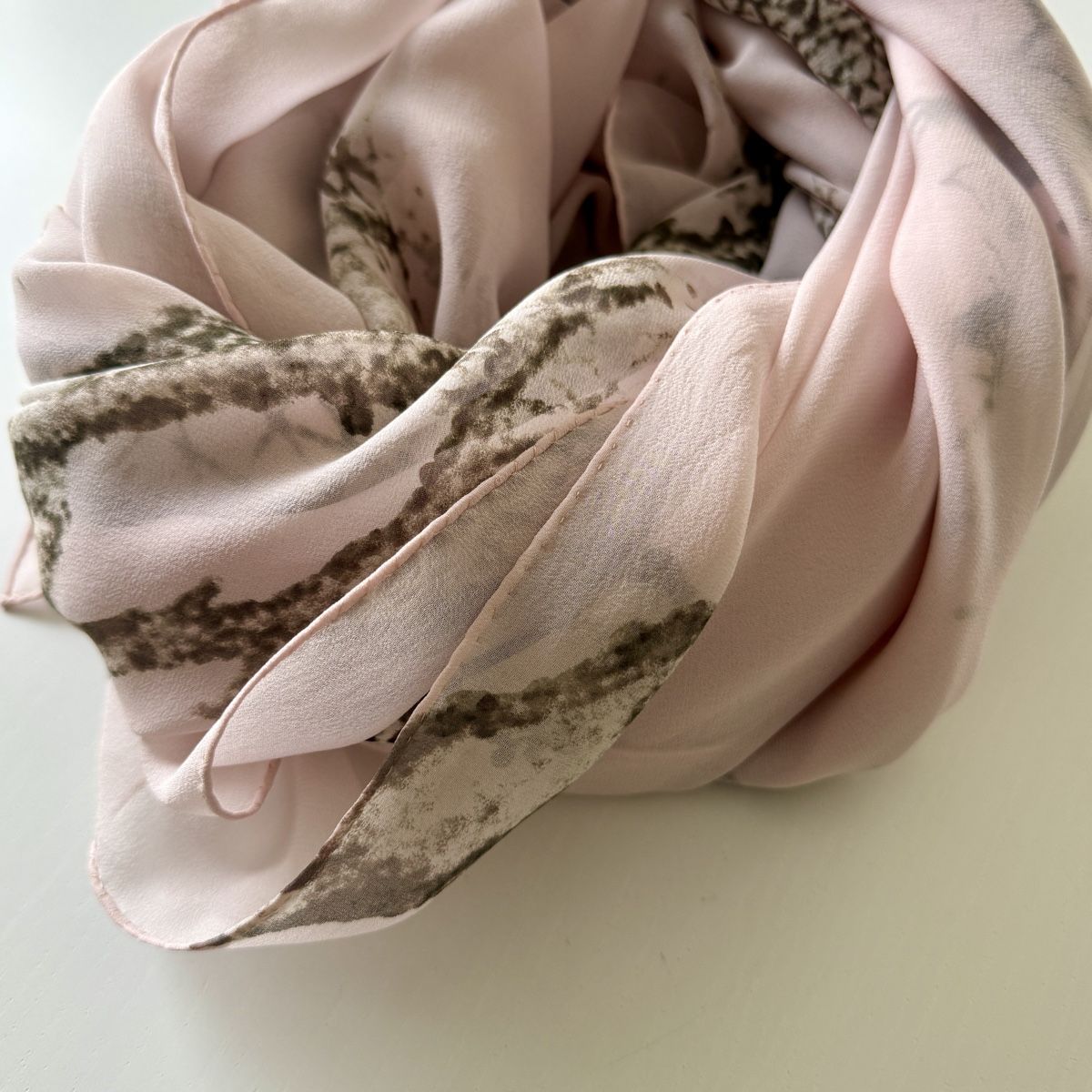 Fabric Frontline Foulard & Sciarpe: FABRIC FRONTLINE Big Silk Scarf – Usato da Emmen venduto da Colette-Juliette 4