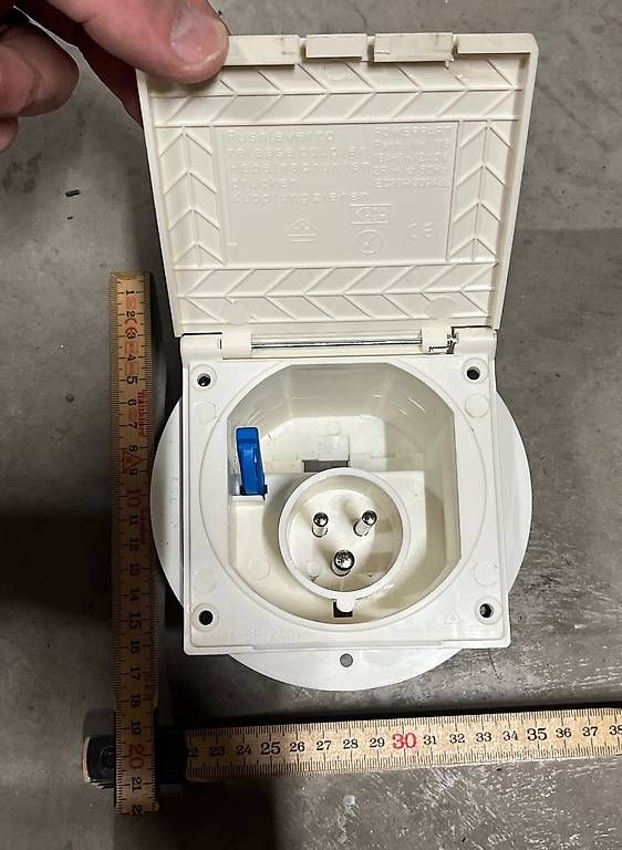 Stecker: CEE 230V AC Camper Einbausteckdose – Gebraucht aus Küssnacht am Rigi von AutoVilla