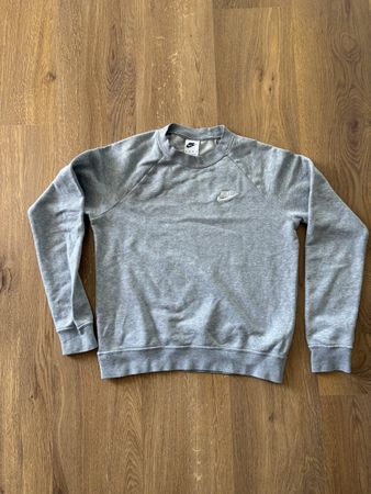 2 Nike Pullover und 2 The North Face T-Shirts