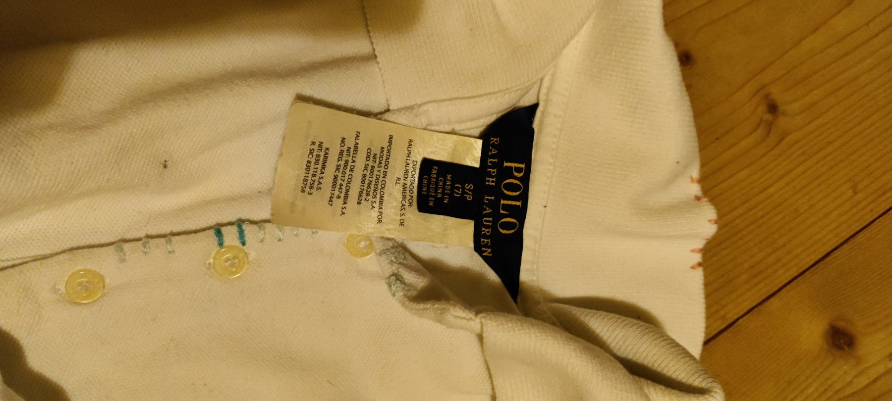 Ralph Lauren Blusen, T-Shirts & Tops: Polo Maedchenpoloshirt Gr.7j mit einem flecke – Gebraucht aus Ostermundigen von Louhdezd 2