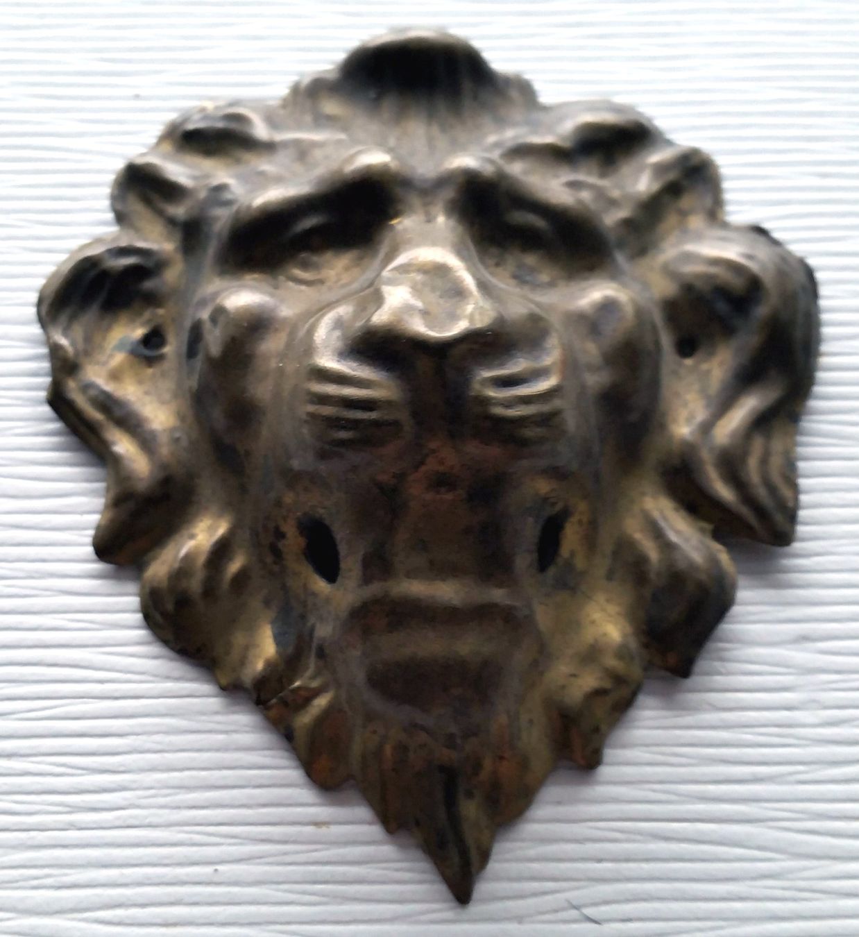 Ferramenta: Möbelbeschlag Löwenkopf aus Messingblech, ca. 1880-1900 – Usato da Oberriet SG venduto da ganesh435 1
