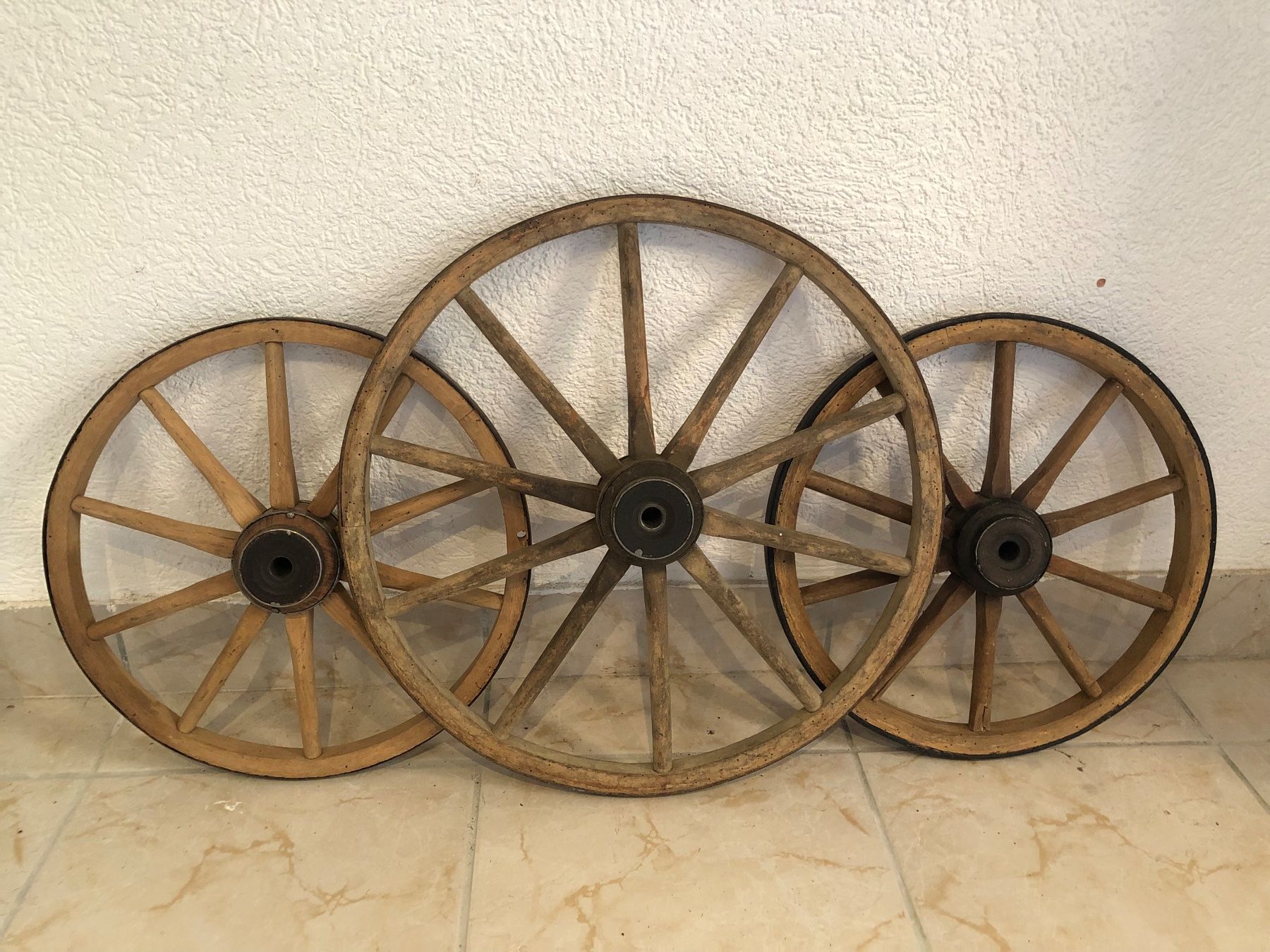 Tutte le decorazioni: 3er Set Vintage Wagenräder – Usato da Zürich venduto da swinguin