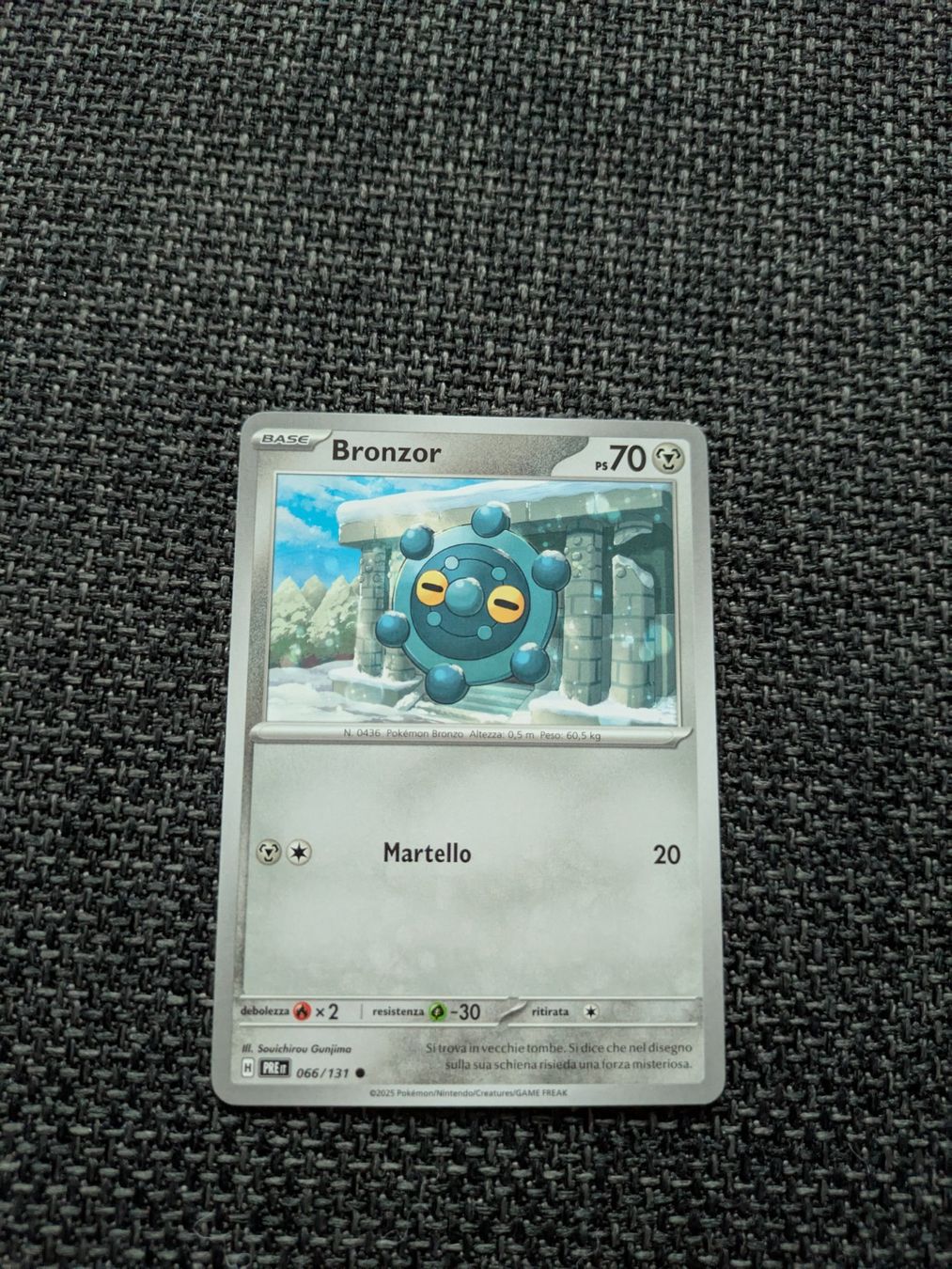 Pokémon Carte collezionabili: BRONZOR, PRISMATIC EVOLUTIONS, 66, 2025, COM, ITA, NM/MT – Usato da Losone venduto da AlpineLayer