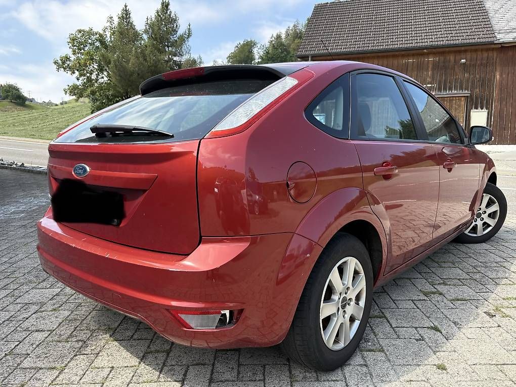 Autos: Ford Focus 1.6i VCT Carving 115 PS – D'occasion à Herisau par SuperSchmidi92 1