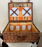 Sehr schöner Picknickkorb mit 4 Tassen, Tellern und Besteck