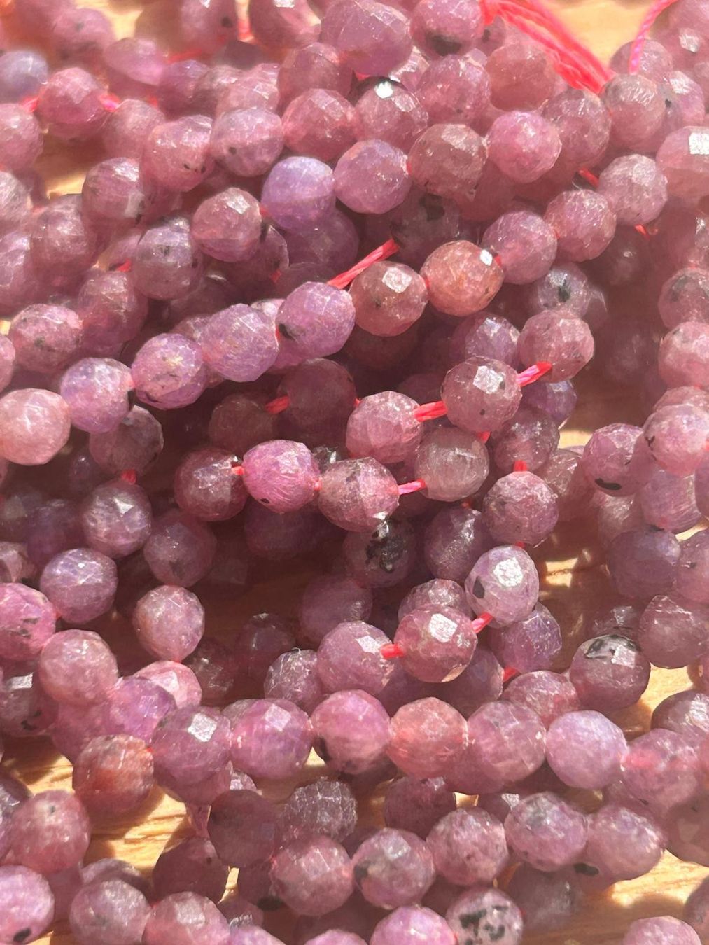 Pietre preziose: Strang echte facettierte Indien Ruby Kugeln 4 mm – Nuovo e nell'imballaggio originale da Niederrohrdorf venduto da Ytobi