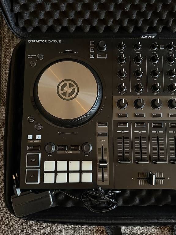 Traktor Console di mixaggio: Native Instruments Traktor Kontrol S3 DJ-Controller + Case – Usato da Luzern venduto da MBseller 2