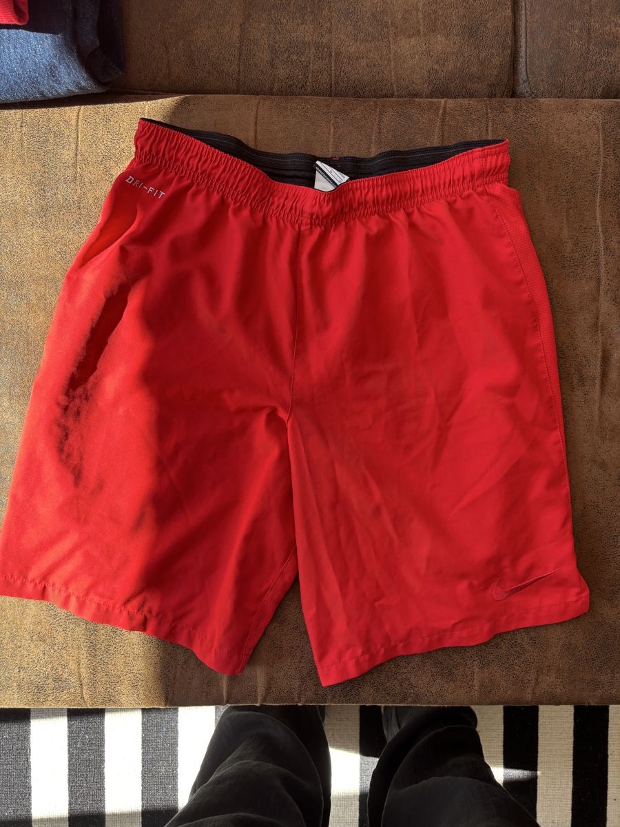 Pantaloni: Short Nike Dri-Fit rouge, Taille L – Nuovo (secondo la descrizione) da Chamblon venduto da lorisbertschi