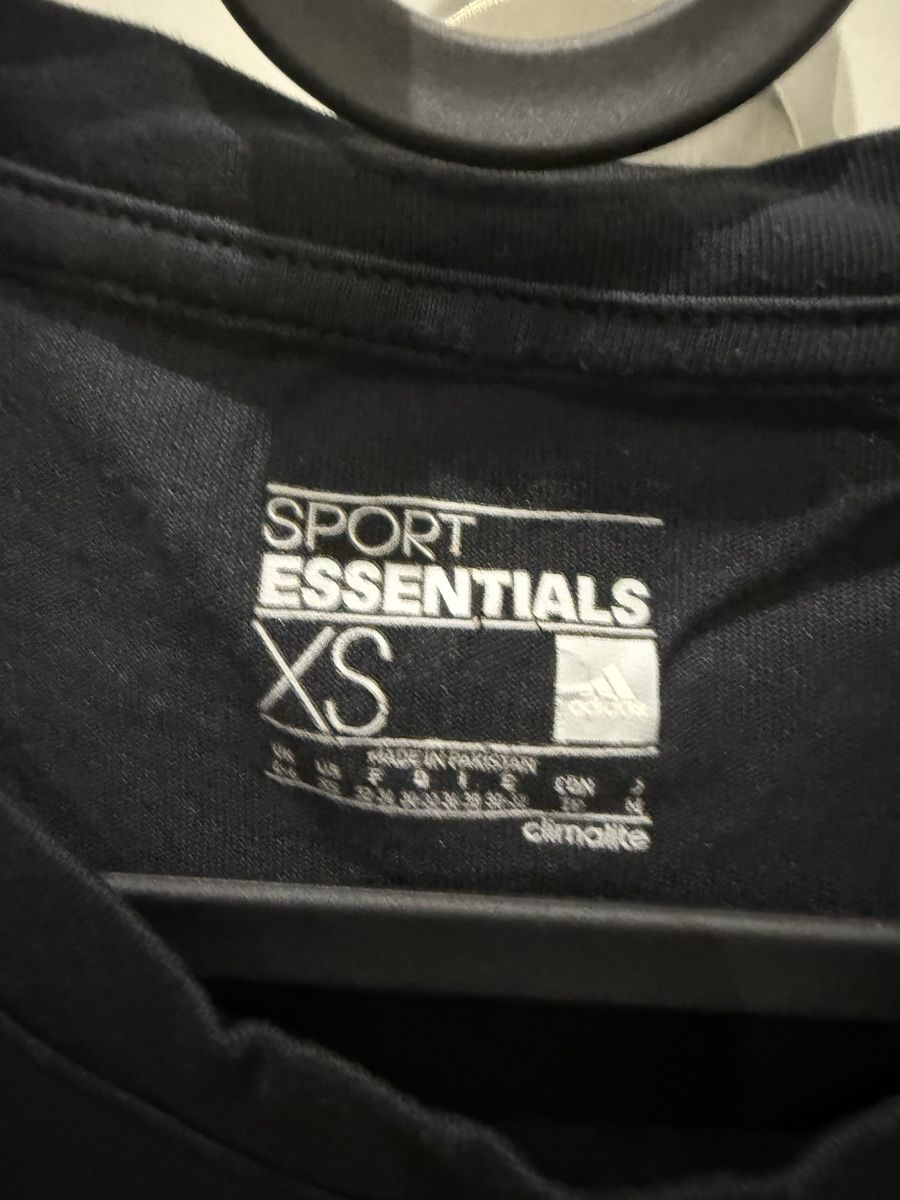 Adidas T-shirt: Schwarzes Adidas T-Shirt – Usato da Herzogenbuchsee venduto da Meeret 2
