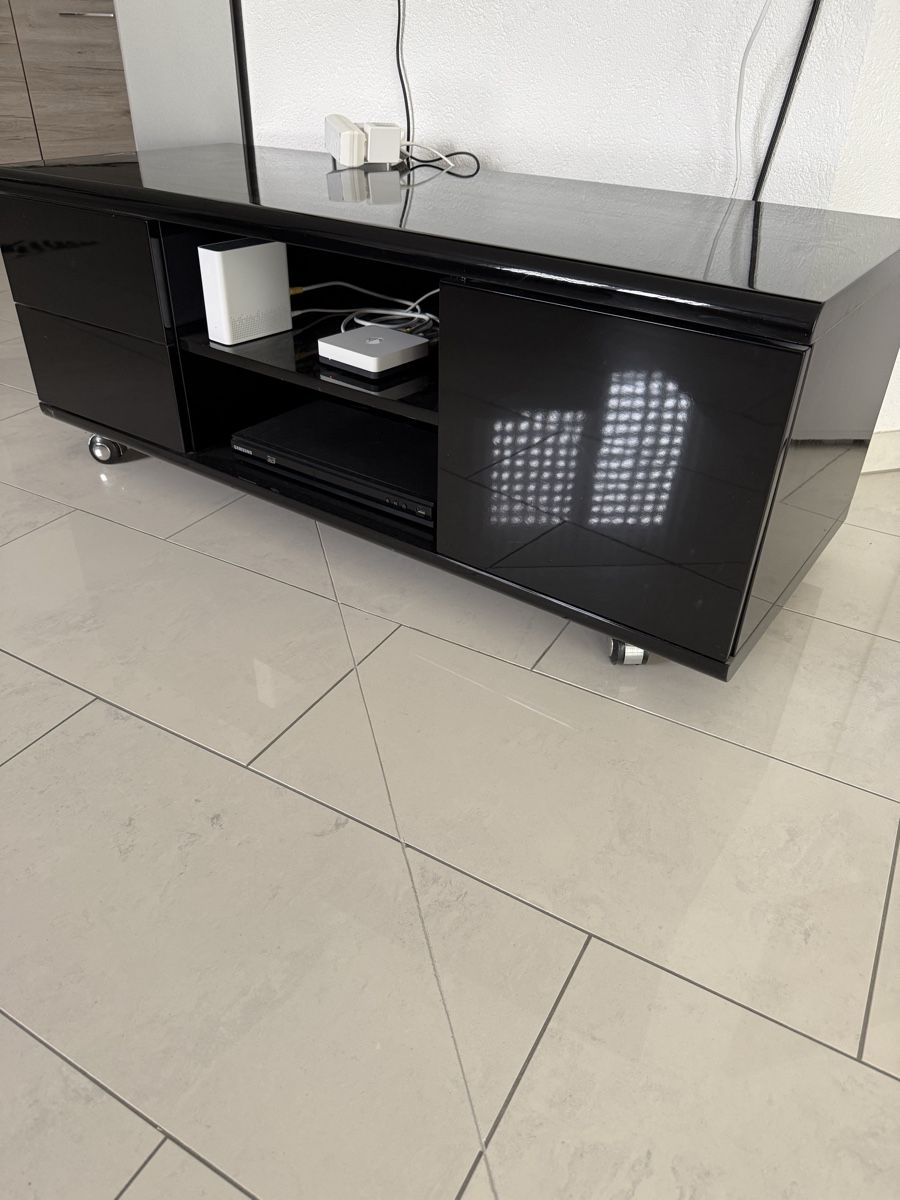 TV Möbel: Schwarzes Lowboard mit Rollen guter Zustand – Gebraucht aus Münsingen von energystar15 3