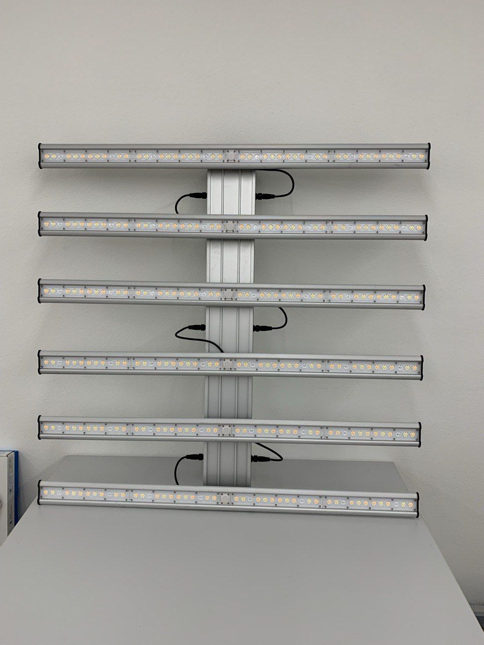 Lampade: 9 Stück Hortiline 600w LED Pflanzen Lampe Strahler 600 Watt – Usato da Basel venduto da Fahrenheitcycling