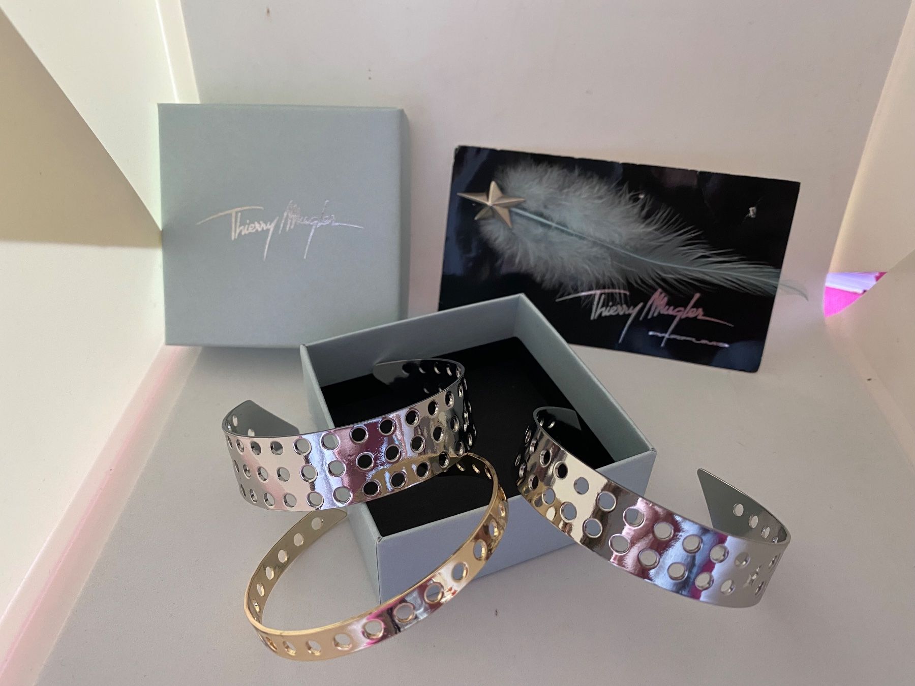 Armbänder & -reifen: Lot Thierry Mugler avec bracelets – Neu und originalverpackt aus Bouveret von wes_7zll