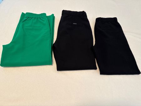 Damen Hosen 2x Schwarz 1x Grün Grösse M guter Zustand