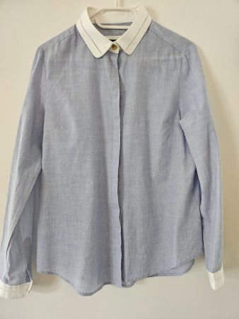 Hellblaue Bluse mit weissem Kontrastkragen & Manschetten, 38