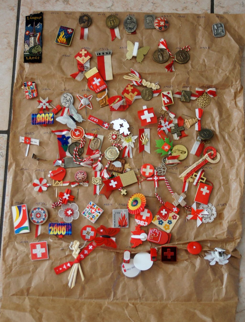 Placchette & Badge: 1 August Abzeichen (Chaotische Sammlung) – Usato da Biberist venduto da Peter1948
