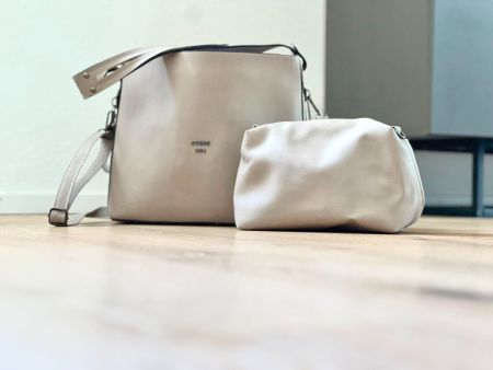 Guess 2-in-1 Handtaschen-Set in einem hellen Beige