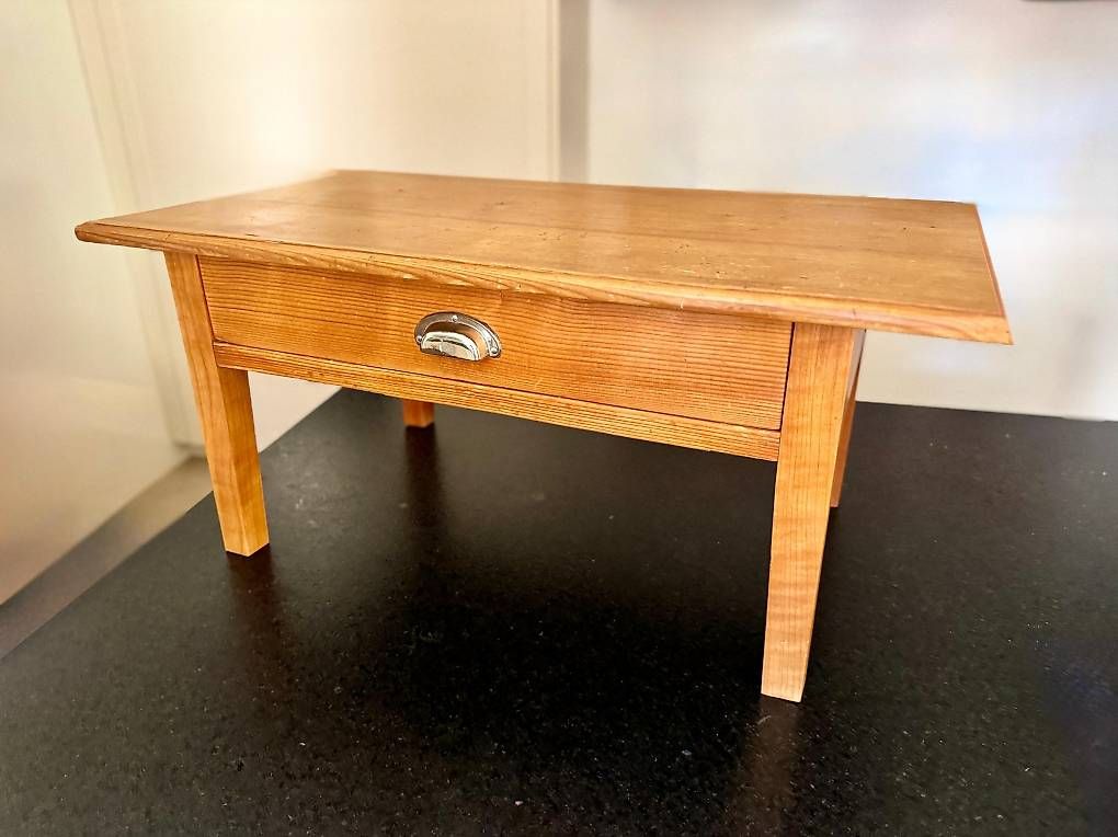 Ikea Tavoli: Massiver Holztisch mit Schublade – Usato da Oberembrach venduto da VickyL