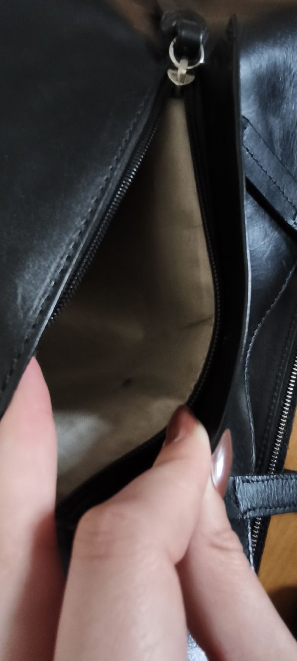 Taschen: Schwarze Ledertasche, viel Stauraum – Gebraucht aus Fribourg von swi_b7rt 4