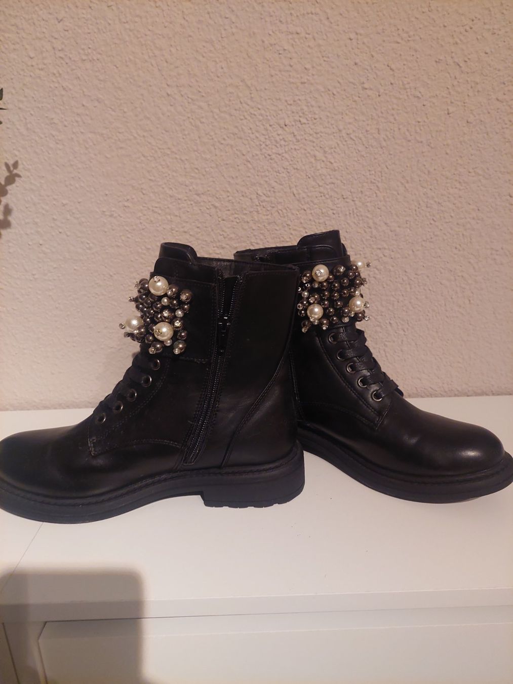 Scarpe da donna: Schwarze Leder Stiefeletten mit Perlen Gr. 37 – Nuovo (secondo la descrizione) da Beinwil am See venduto da Coco2627 1