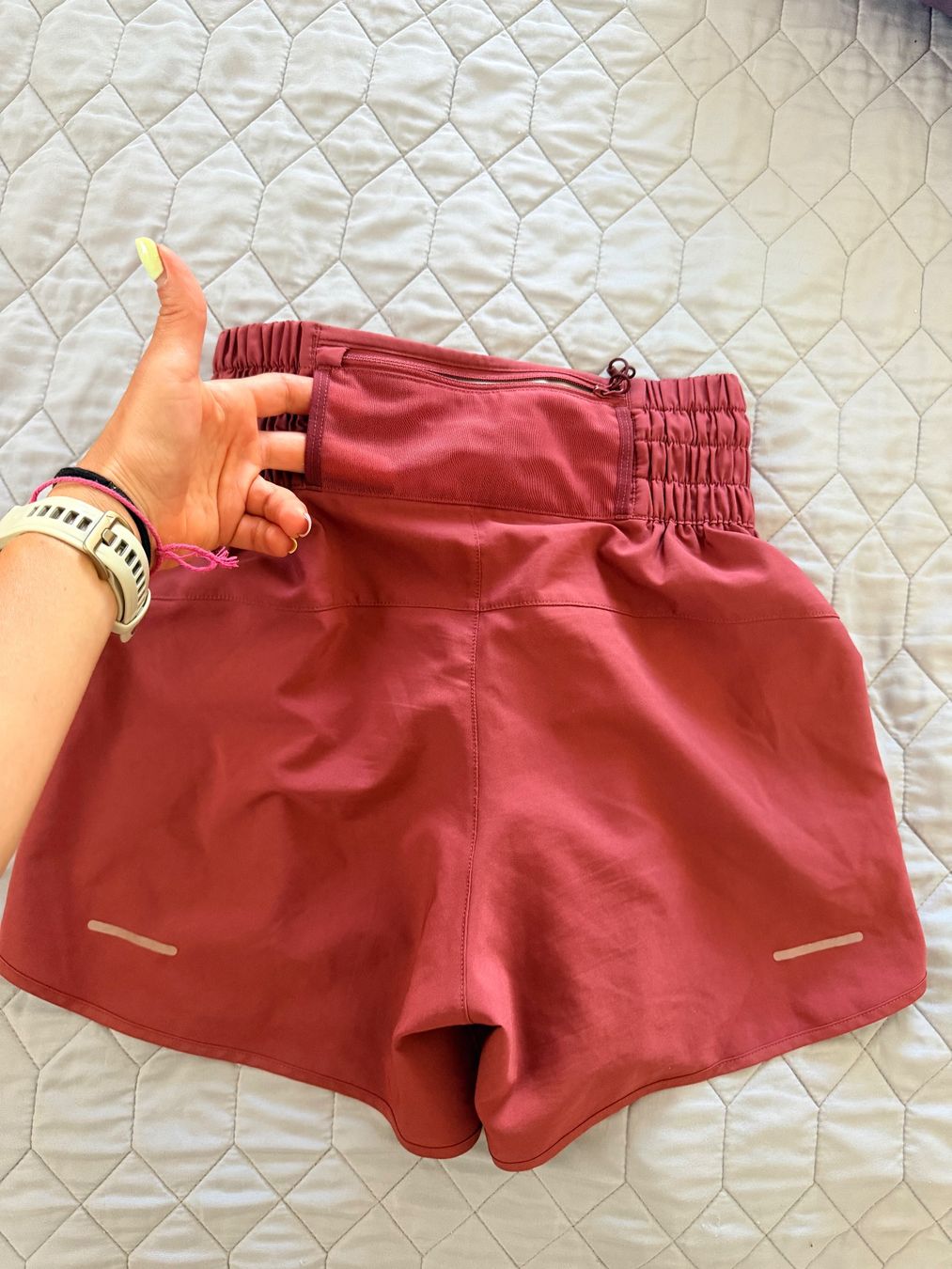 Asics Pantalons: Running Shorts High Waisted Red Size S Used – D'occasion à Thalwil par SabinaAliceBelc 1