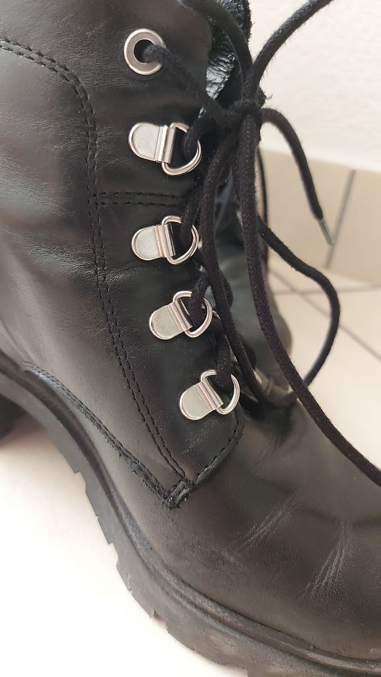 Scarpe da donna: Bottines noires à lacets cuir véritable – Usato da Sion venduto da aud_7pxl 7