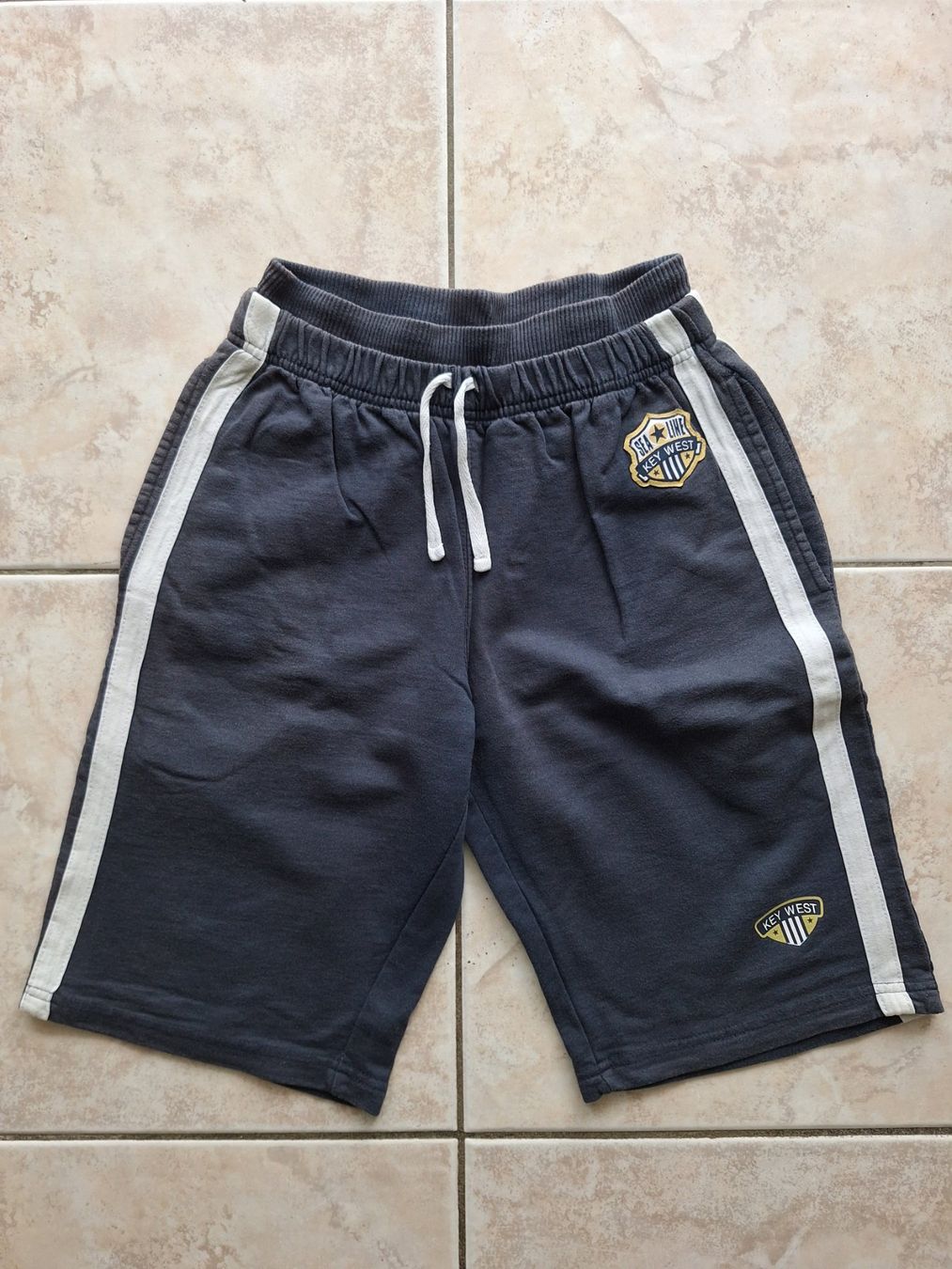 Pantaloni: Jungen Shorts, Gr. 140, dunkelblau – Usato da Starrkirch-Wil venduto da LucyDog