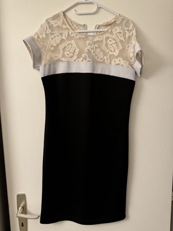 Robe noire et dentelle beige, idéale pour les fêtes!