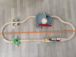 Holzeisenbahn mit Parkgarage und div. Zügen (Set1)