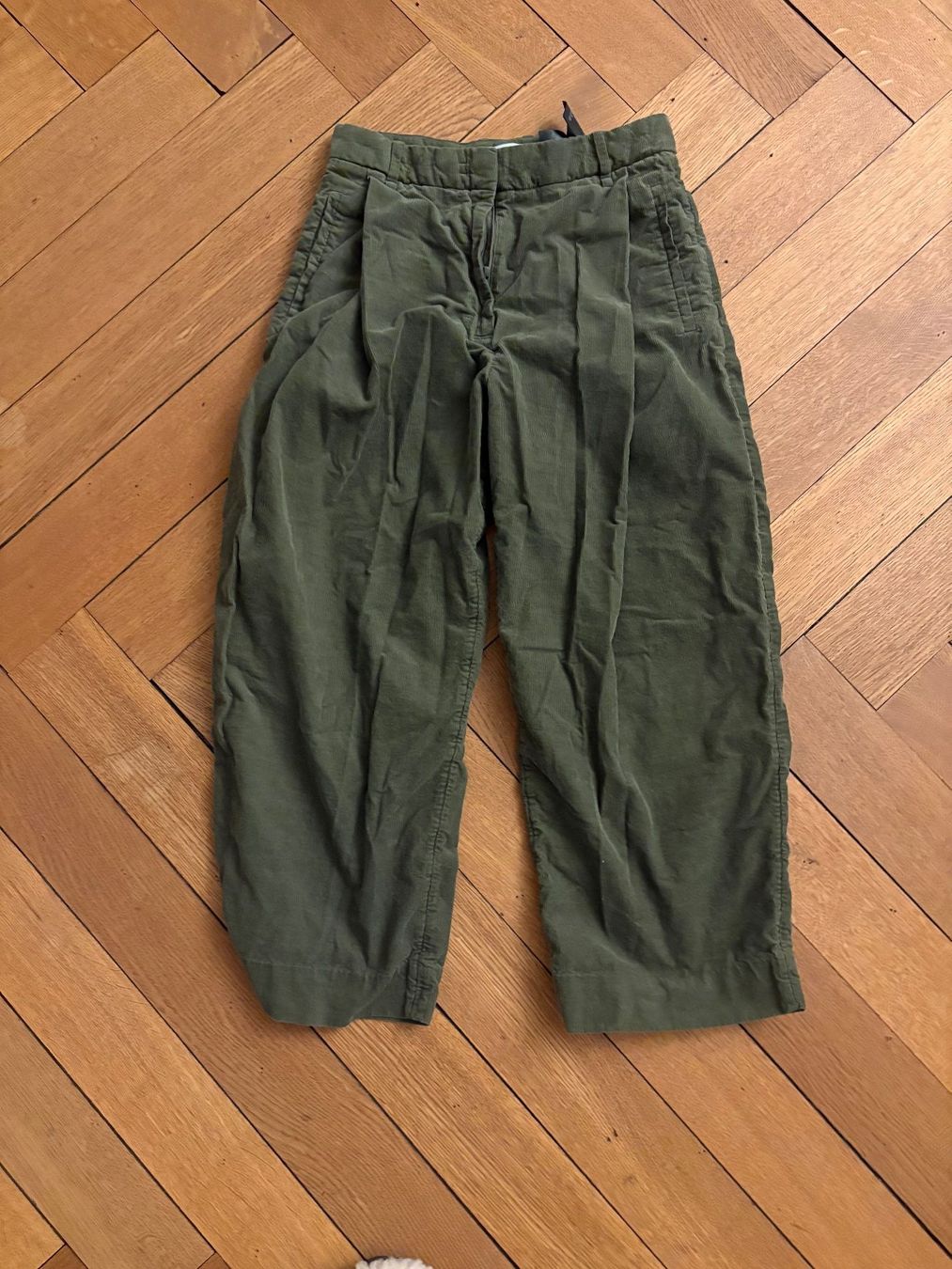 Cos Pantaloni: Barrel Cordhose von COS, Gr. 34 – Usato da Zürich venduto da triangular