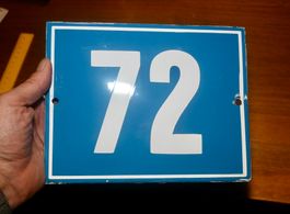 VINTAGE Emailleschild hellblau Hausnummer 72