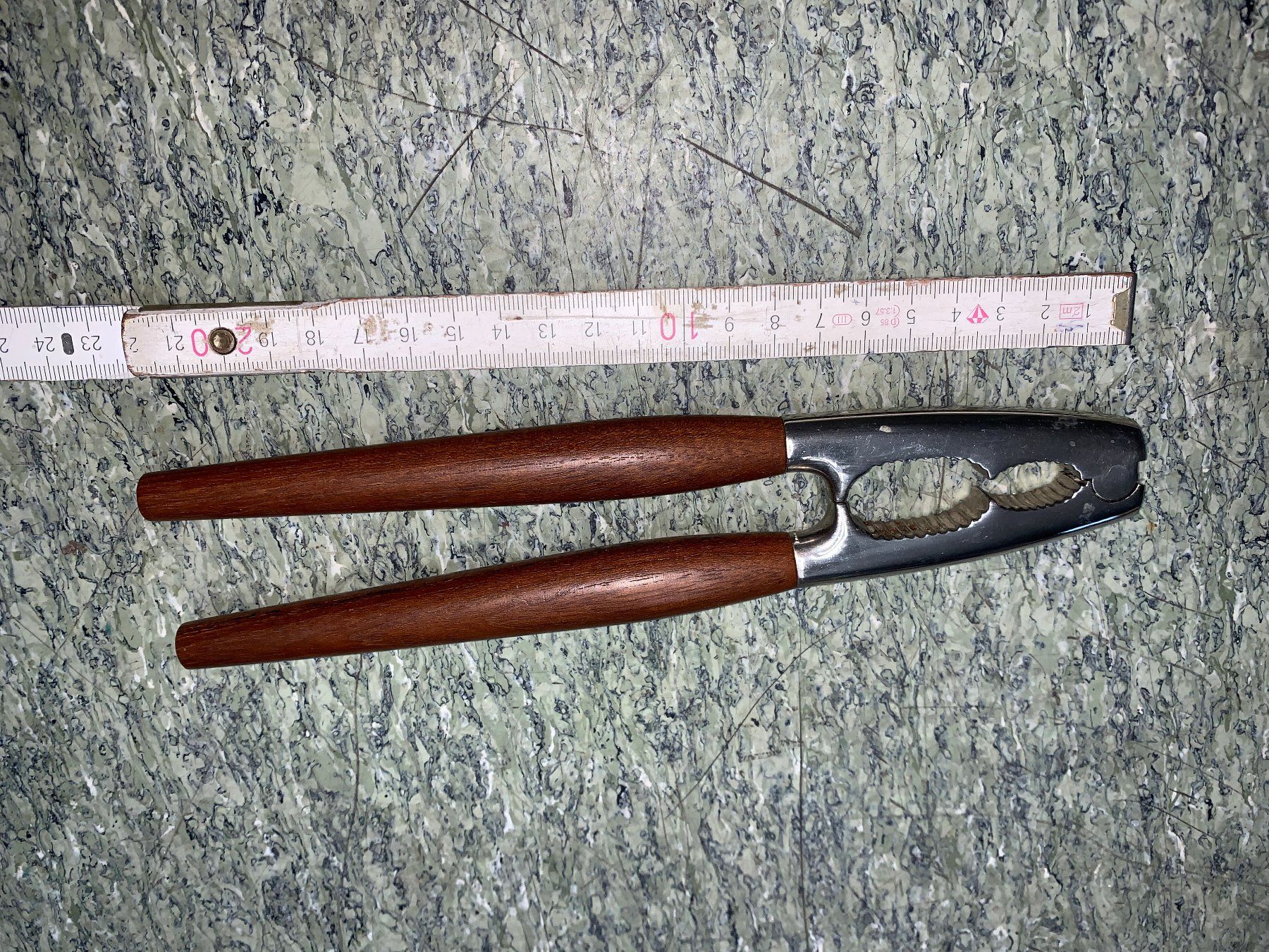 Elettrodomestici da cucina: grisser Nussknacker Metall mit Holzgriffen – Usato da Rickenbach SZ venduto da Frickler