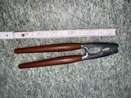 grisser Nussknacker Metall mit Holzgriffen