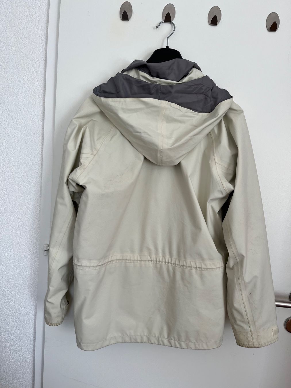 Jacken: Jacke Material GoreTex abnehmbare Kaputze Hell beige – Gebraucht aus Bern von a3773 2
