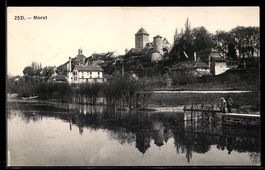 AK Morat, Altstadt mit Schloss am Seeufer und Spiegelung