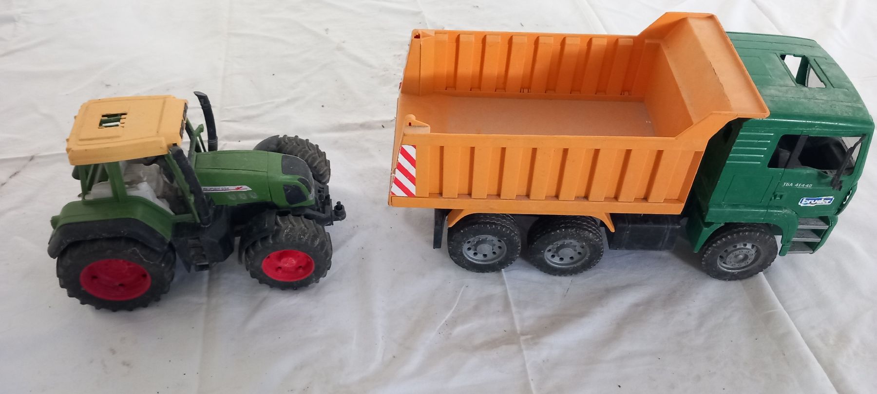 Giocattoli: Spielzeug Set: Traktor und LKW. – Usato da Oberwil-Lieli venduto da Deding 1
