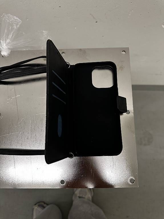 Cover & Protezioni schermo: Handyhülle mit Band Iphone 14 pro max schwarz – Usato da Lenzburg venduto da kat_7zxy 1