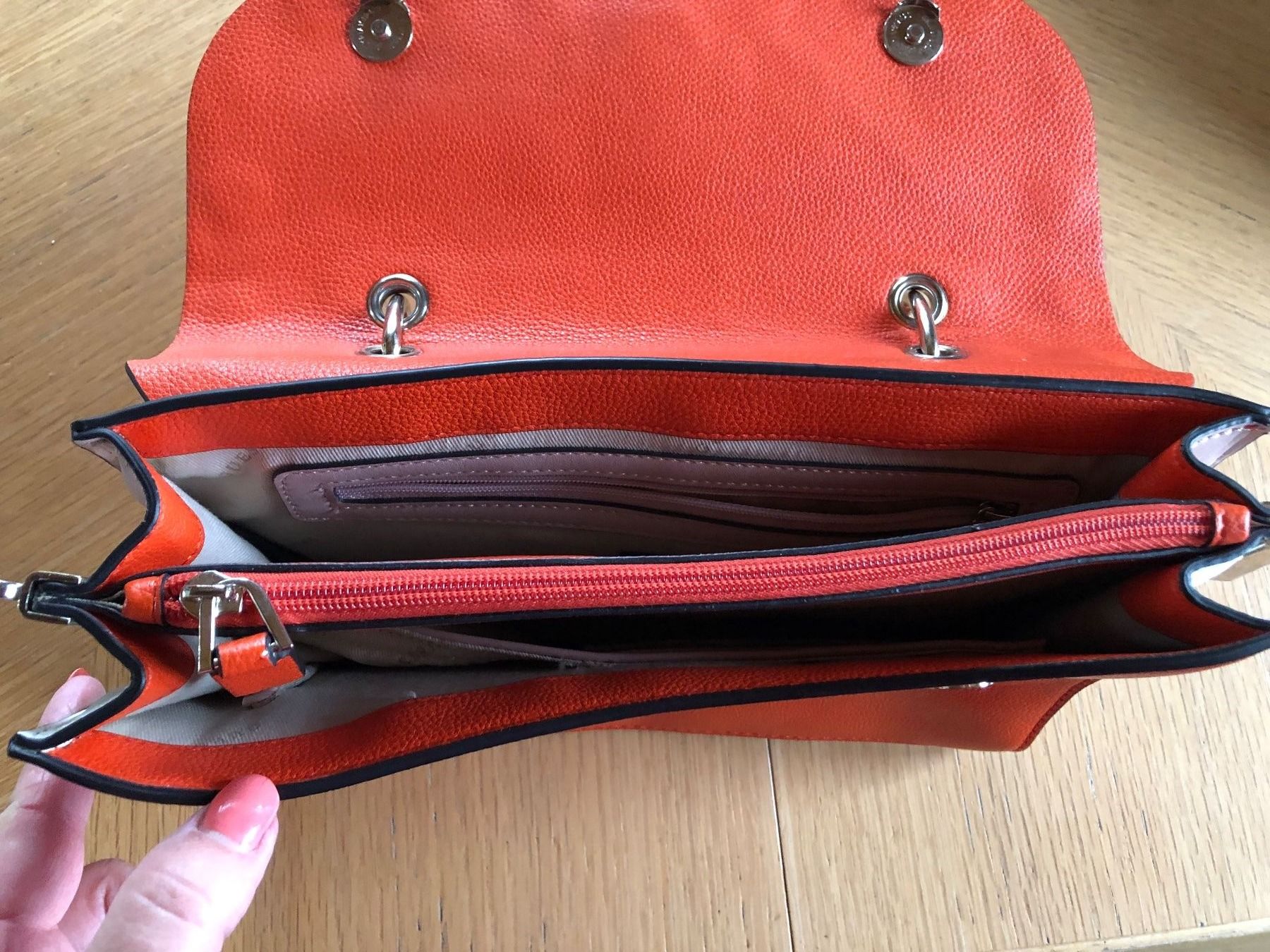 Guess Borse da donna: Guess Handtasche orange Nieten – Usato da Schübelbach venduto da Dolly990_2 2