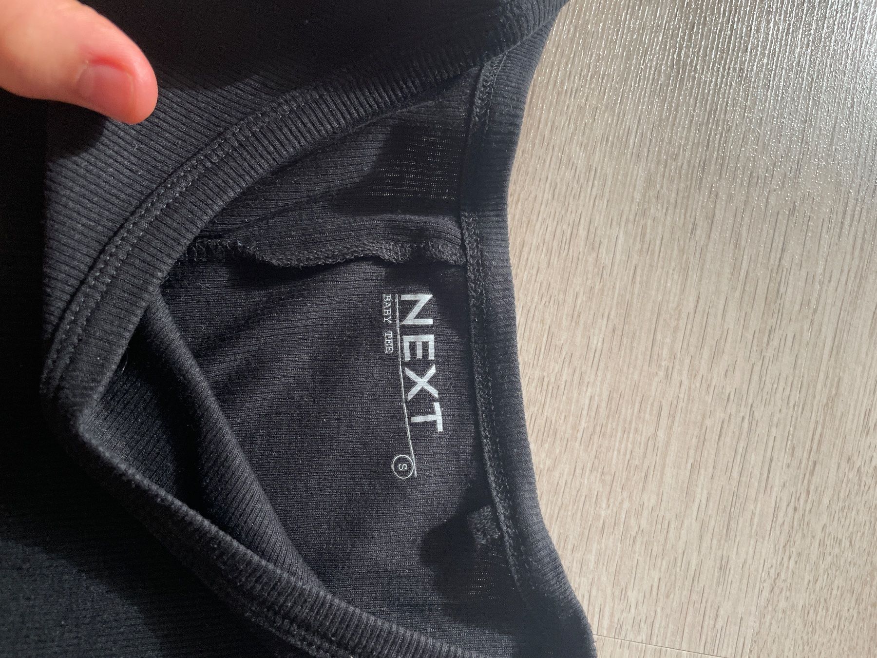 Next T-shirts: Crop top noir – D'occasion à Ste-Croix par aud_5p6b 1