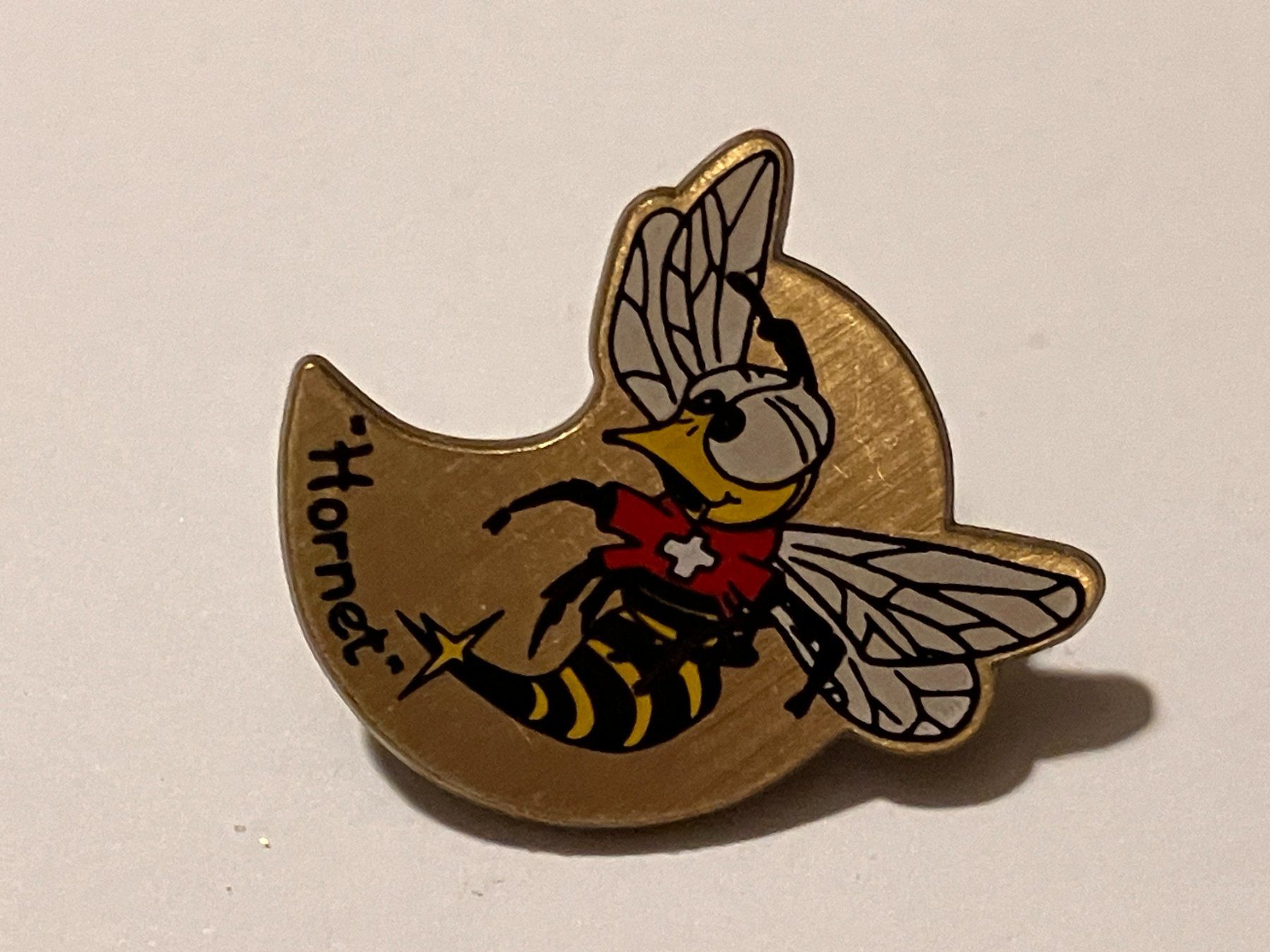 Placchette & Badge: 1 Pin Hornet – Usato da Basel venduto da djwwpp