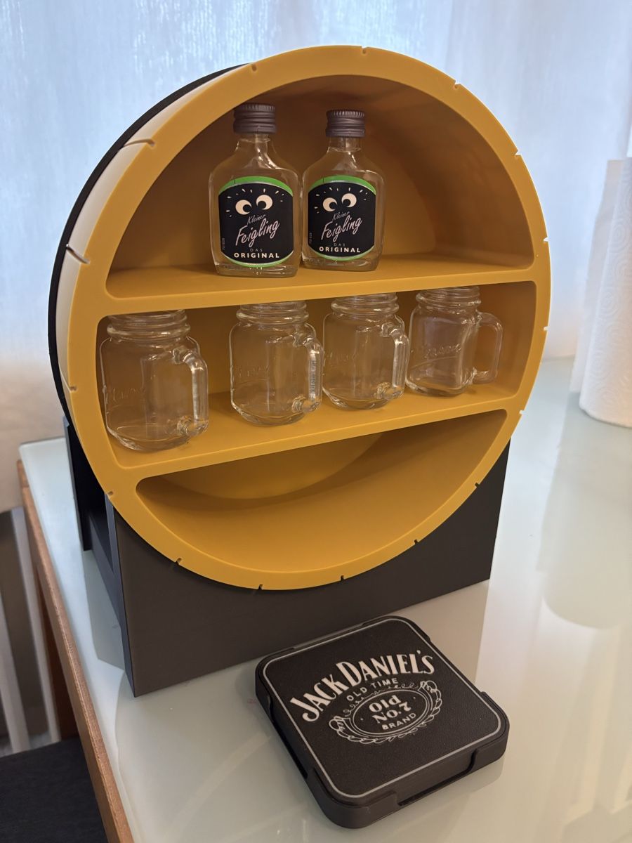 Allestimento di negozi e stand fieristici: Mini Bar Set mit Fässli, Jack Daniels Untersetzer  – Nuovo e nell'imballaggio originale da Baar venduto da cyntia2304 3